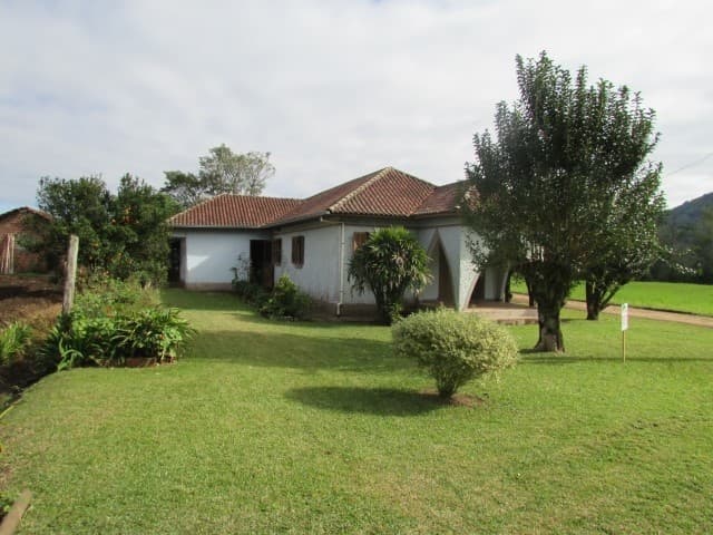 CASA COM 3 DORMITÓRIOS À LOCAÇÃO EM PICADA FEIJÃO