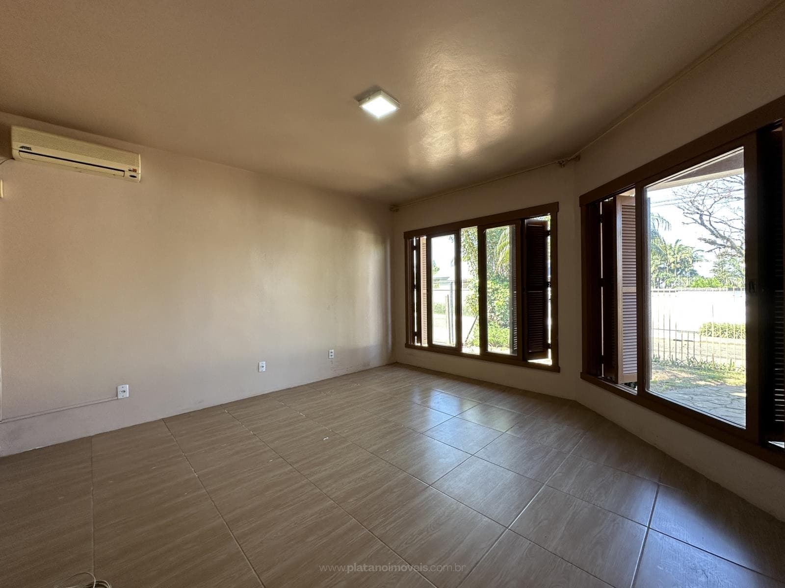 CASA COM 3 DORMITÓRIOS (1 SUÍTE), 2 VAGAS, 544M² ÁREA TOTAL À VENDA - Imagem 3