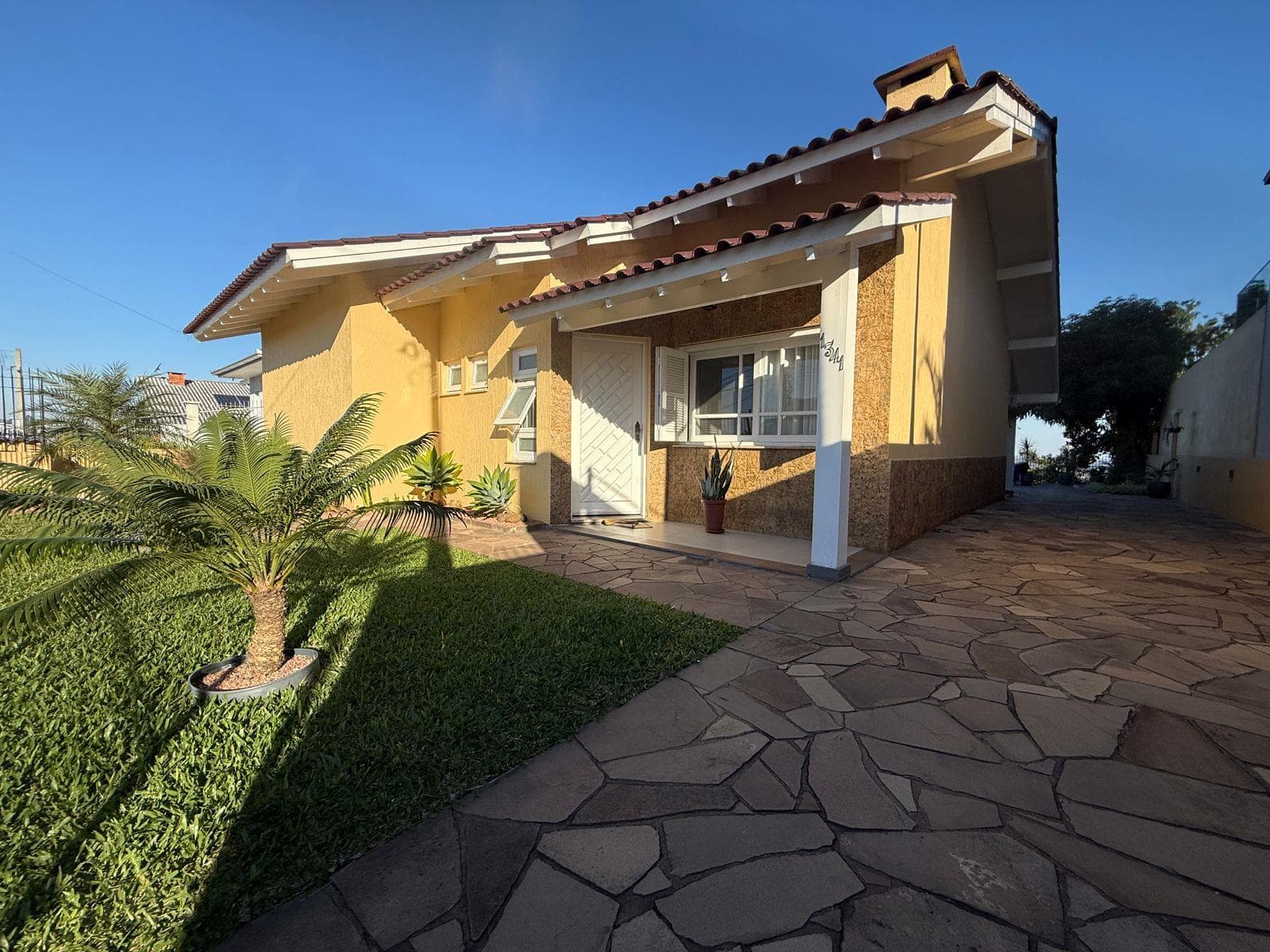 CASA COM 3 DORMITÓRIOS, 2 VAGAS, 202M² ÁREA PRIVATIVA À VENDA EM JARDIM PANORÂMICO - Imagem 1