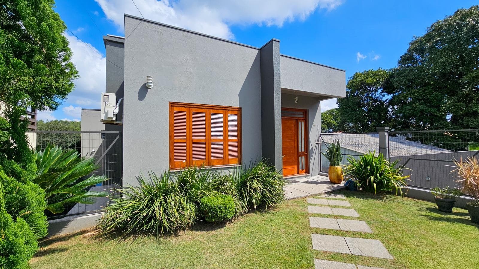 CASA COM 3 DORMITÓRIOS (1 SUÍTE), 2 VAGAS, 203M² ÁREA PRIVATIVA para venda EM CIDADE NOVA - foto 1