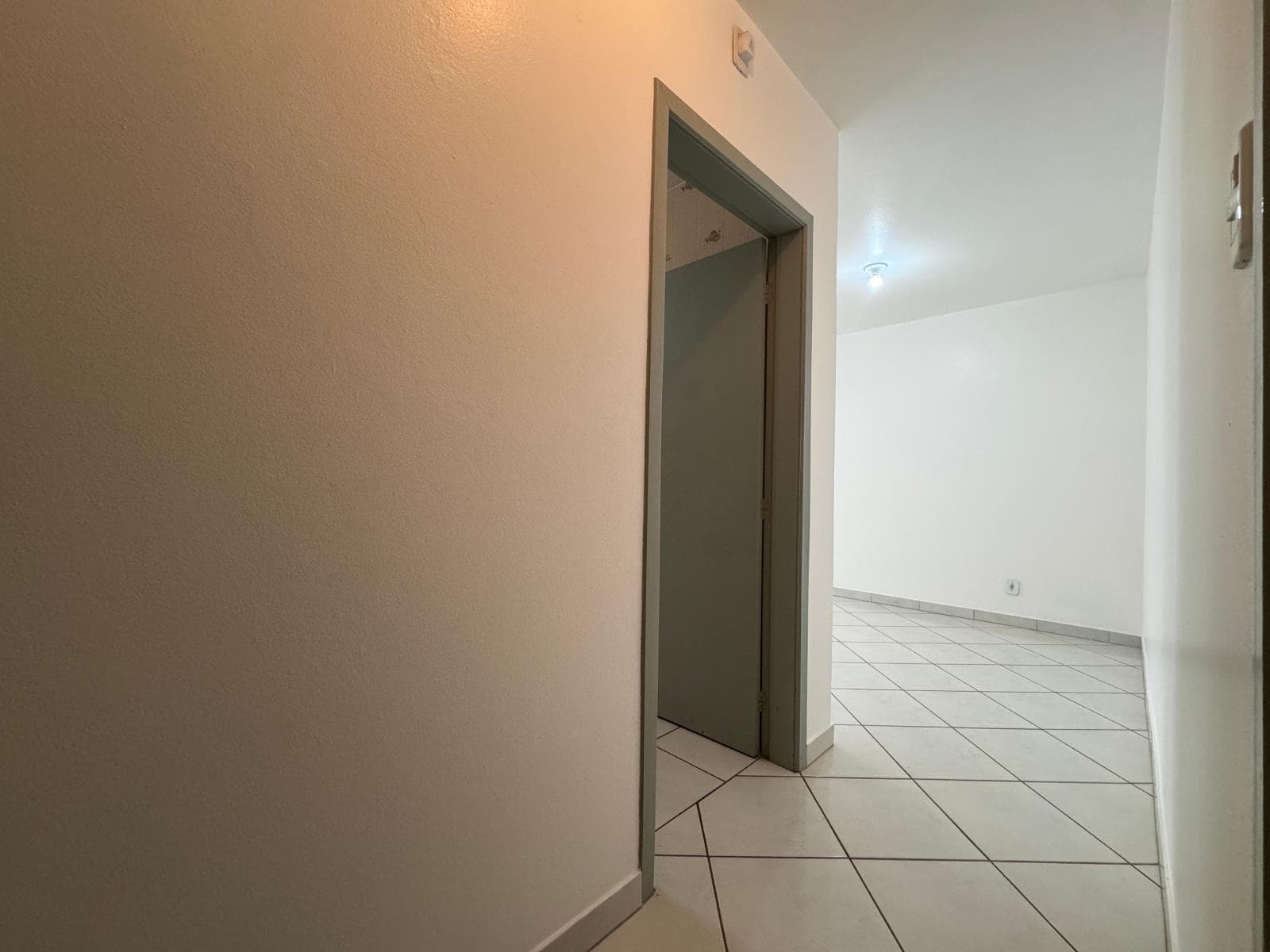 APARTAMENTO COM 2 DORMITÓRIOS, 68M² ÁREA TOTAL À LOCAÇÃO EM CENTRO