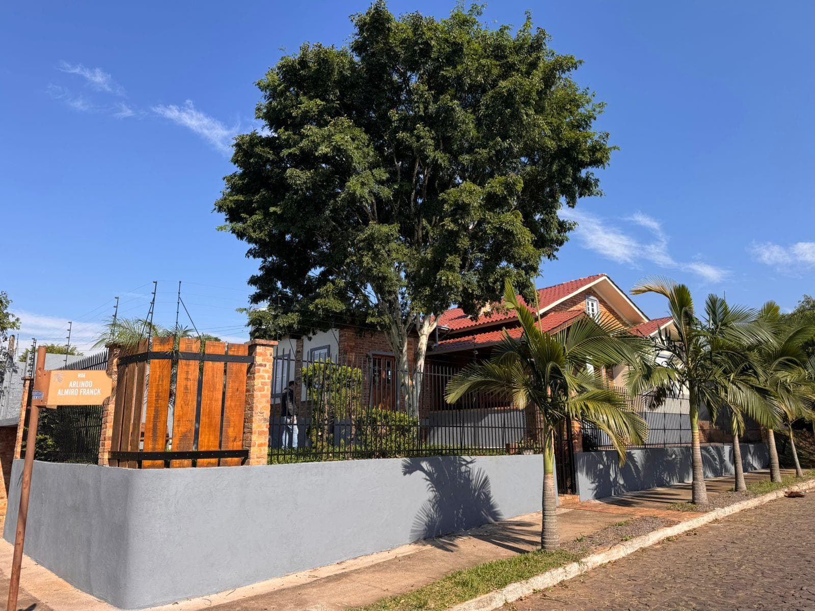 CASA COM 2 DORMITÓRIOS, 1 VAGA, 130M² ÁREA PRIVATIVA À VENDA EM ENCOSTA DO SOL - Imagem 2