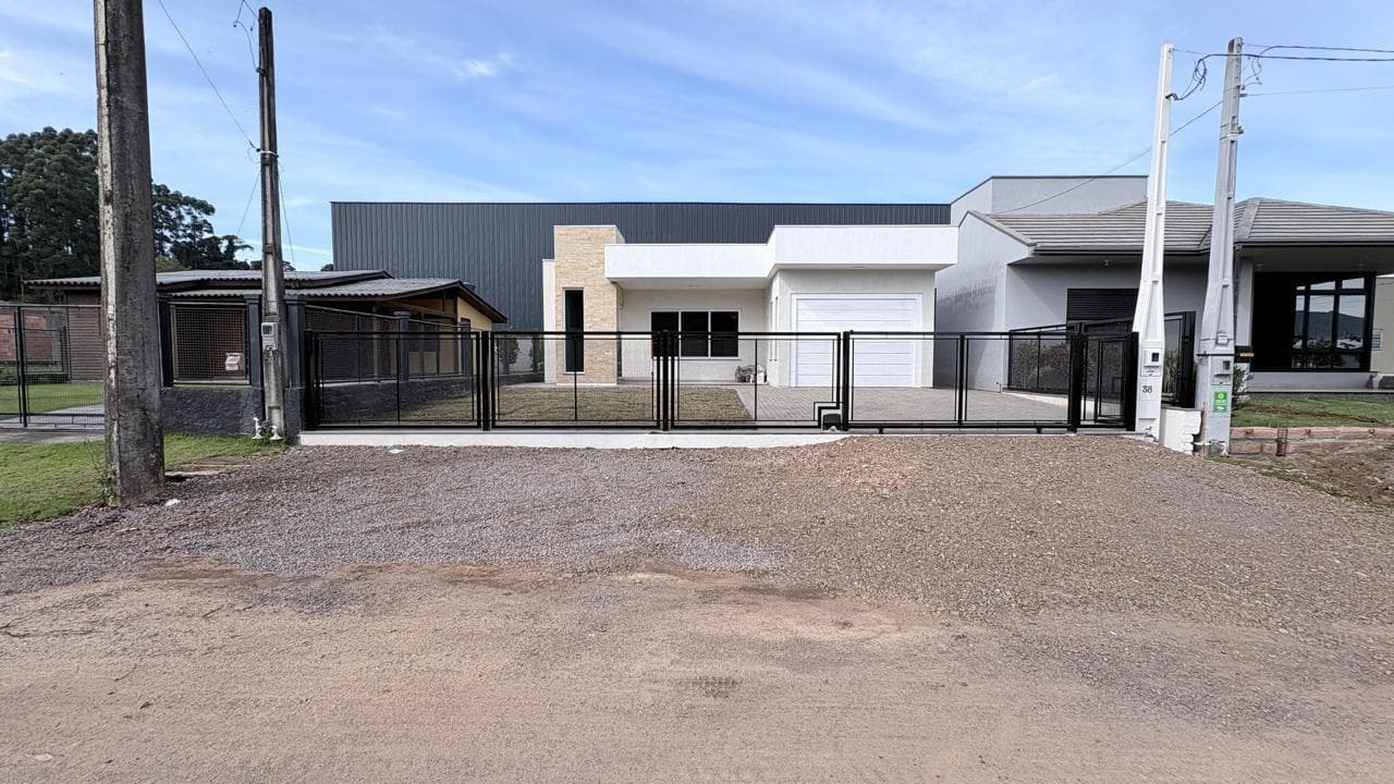 CASA COM 3 DORMITÓRIOS, 1 VAGA, 123M² ÁREA PRIVATIVA À VENDA EM CENTRO