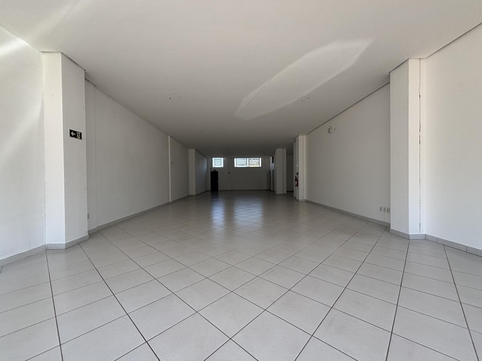 LOJA / SALA, 165M² ÁREA TOTAL À LOCAÇÃO EM BRASÍLIA - Imagem 1