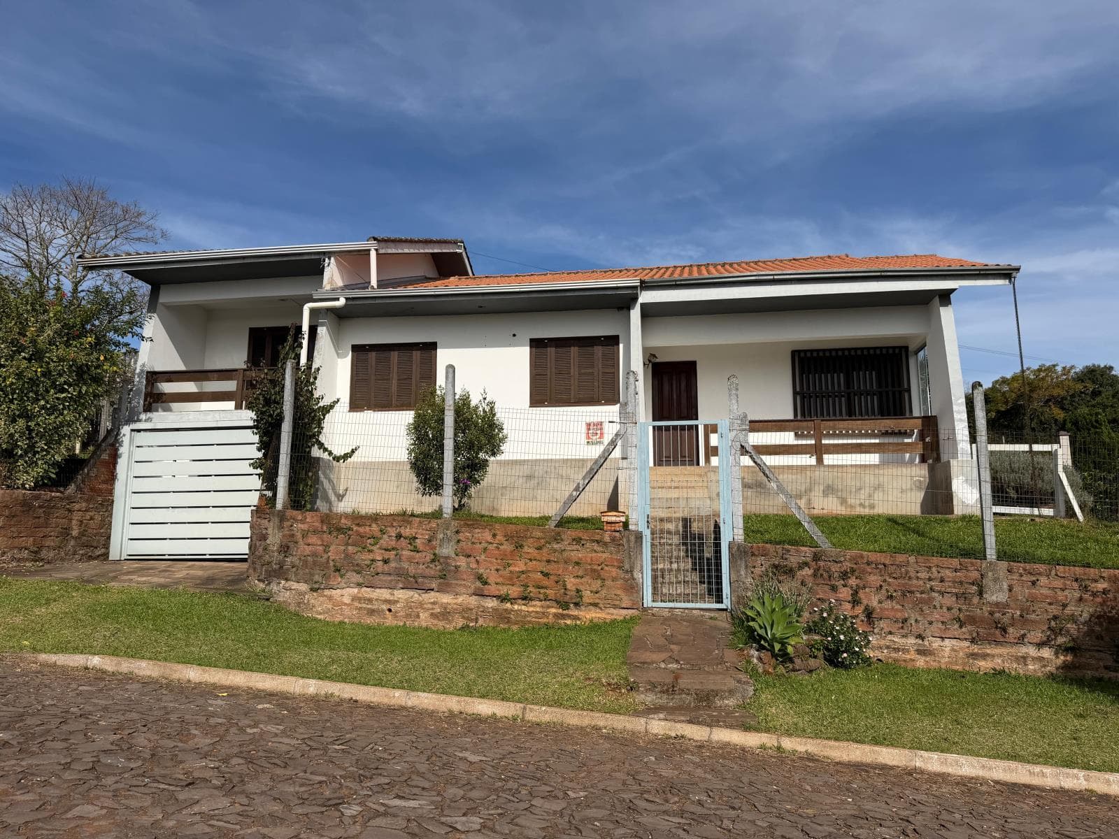 CASA COM 3 DORMITÓRIOS, 1 VAGA, 159M² ÁREA TOTAL À LOCAÇÃO EM TRAVESSÃO - Imagem 1