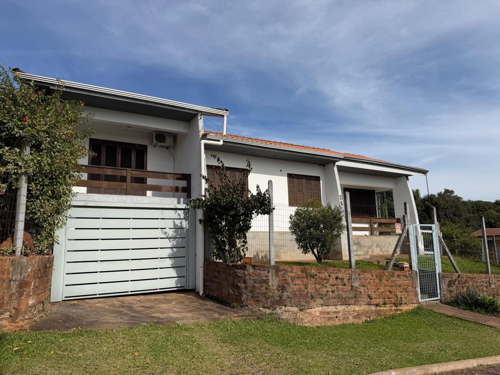 CASA COM 3 DORMITÓRIOS, 1 VAGA, 159M² ÁREA TOTAL À LOCAÇÃO EM TRAVESSÃO - Imagem 2