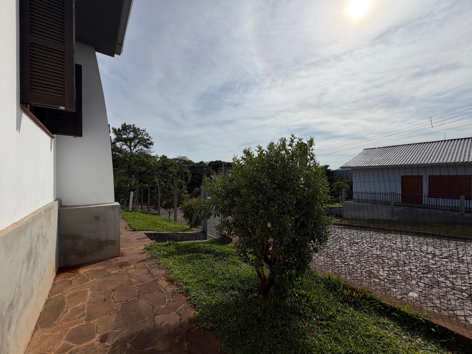 CASA COM 3 DORMITÓRIOS, 1 VAGA, 159M² ÁREA TOTAL À LOCAÇÃO EM TRAVESSÃO - Imagem 3