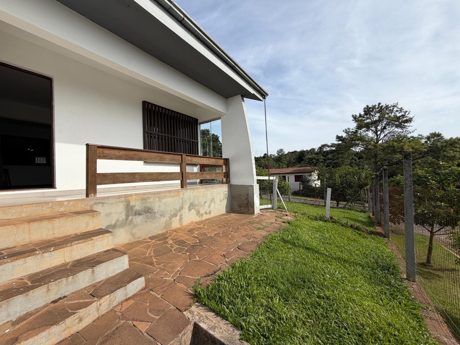 CASA COM 3 DORMITÓRIOS, 1 VAGA, 159M² ÁREA TOTAL À LOCAÇÃO EM TRAVESSÃO - Imagem 4