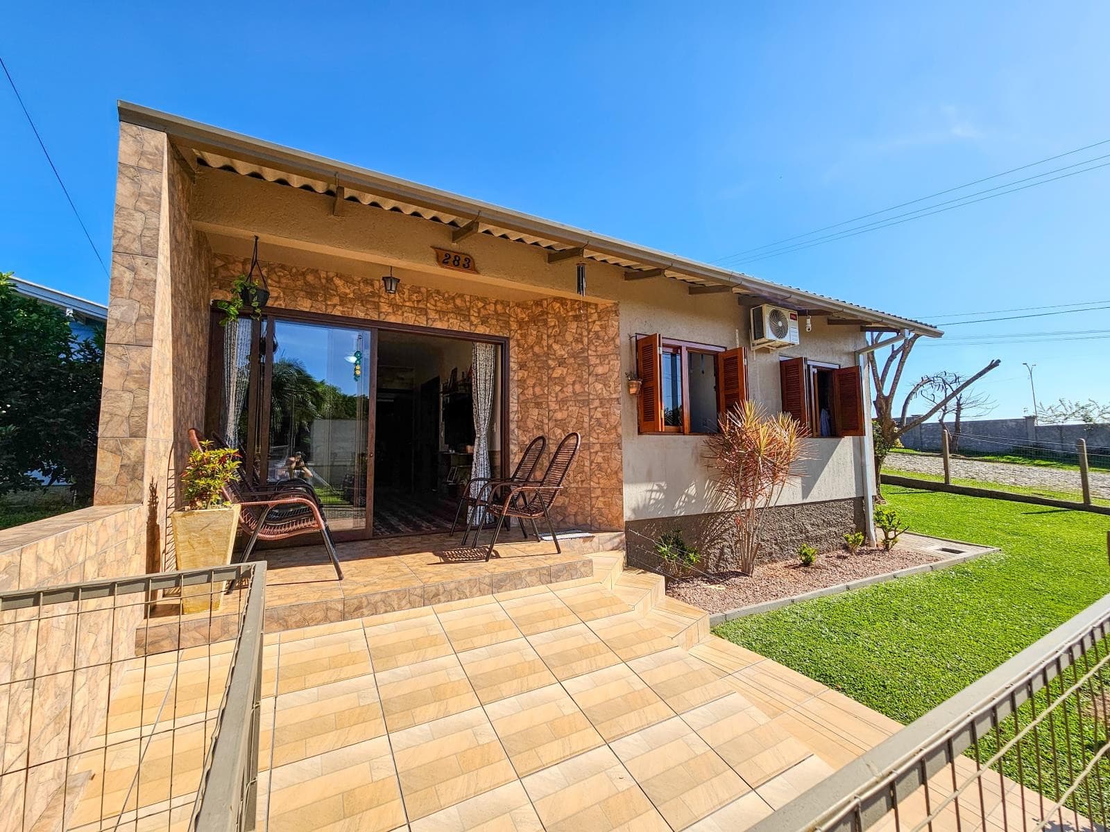 CASA COM 3 DORMITÓRIOS, 3 VAGAS, 198M² ÁREA PRIVATIVA À VENDA EM MORADA DO SOL - Imagem 2