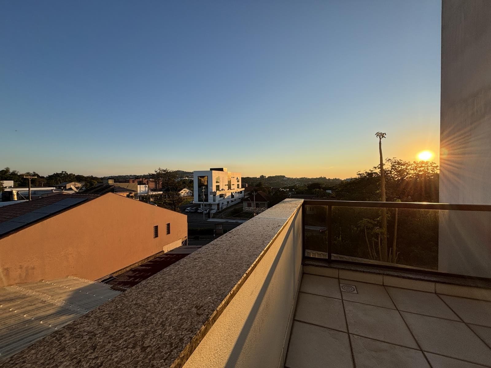 APARTAMENTO COM 2 DORMITÓRIOS (1 SUÍTE), 1 VAGA, 99M² ÁREA TOTAL À LOCAÇÃO - Imagem 1