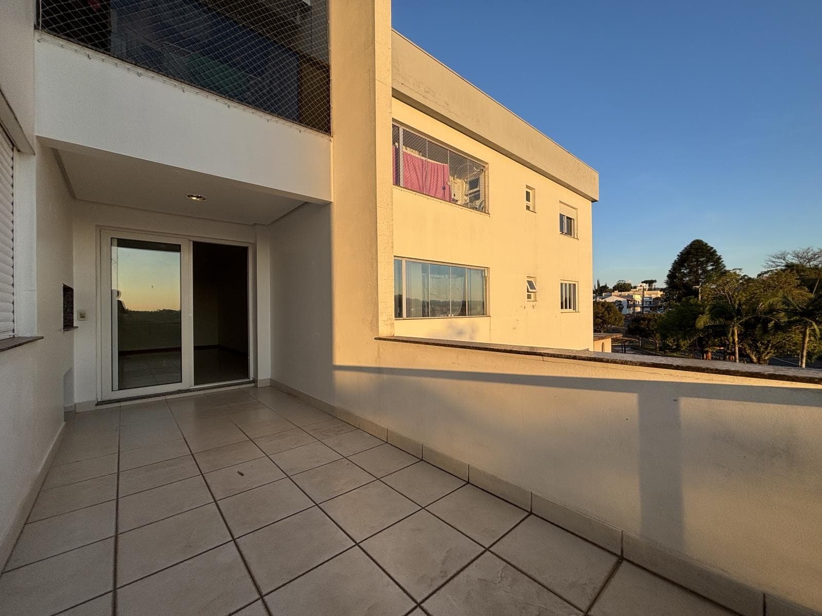 APARTAMENTO COM 2 DORMITÓRIOS (1 SUÍTE), 1 VAGA, 99M² ÁREA TOTAL À LOCAÇÃO - Imagem 2