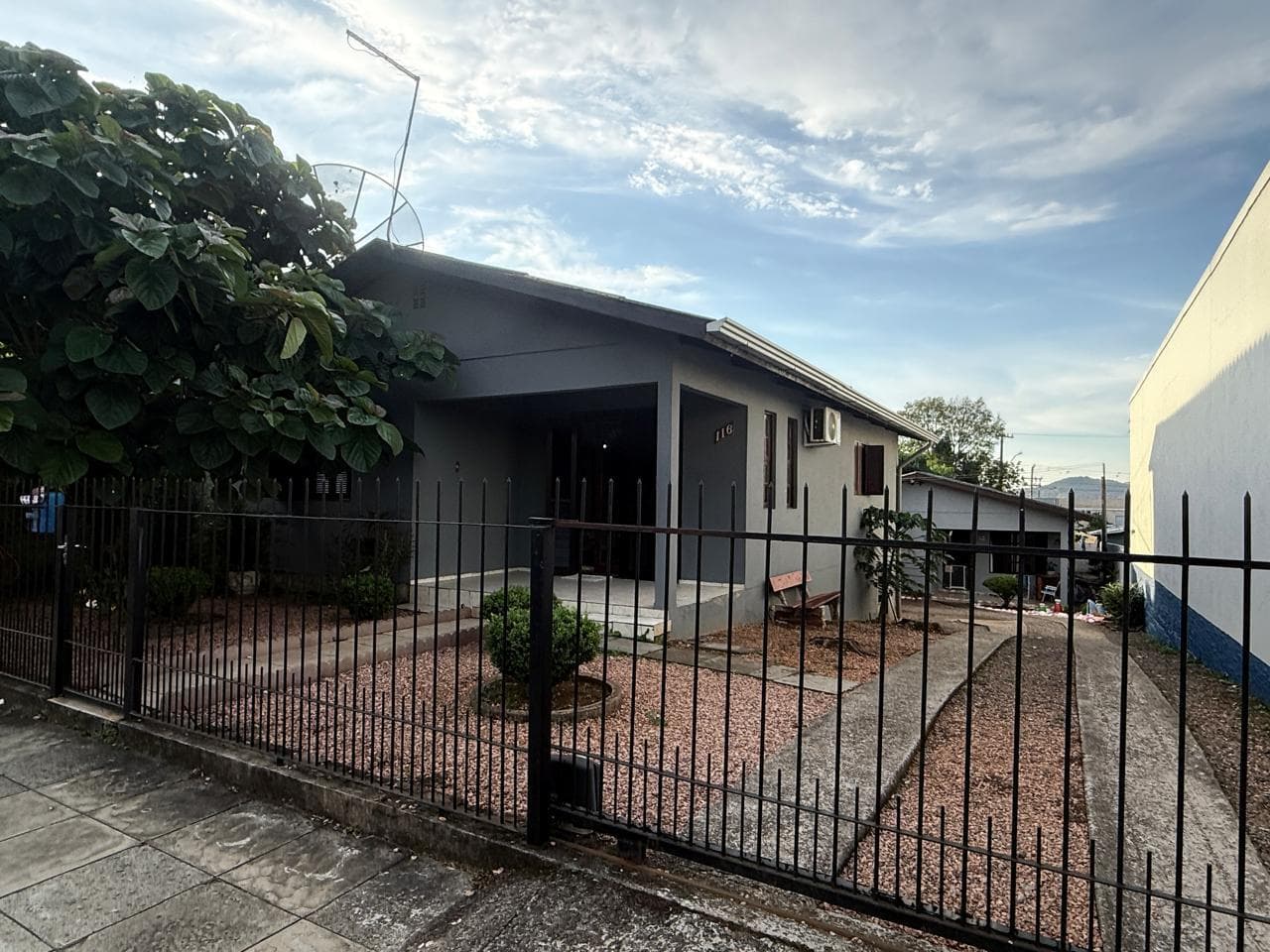 CASA COM 5 DORMITÓRIOS, 2 VAGAS, 512M² ÁREA TOTAL À VENDA - Imagem 1