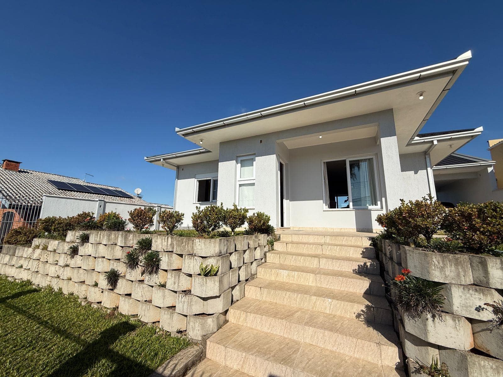 CASA COM 3 DORMITÓRIOS (1 SUÍTE), 2 VAGAS, 146M² ÁREA PRIVATIVA À VENDA EM JARDIM PANORÂMICO - Imagem 2