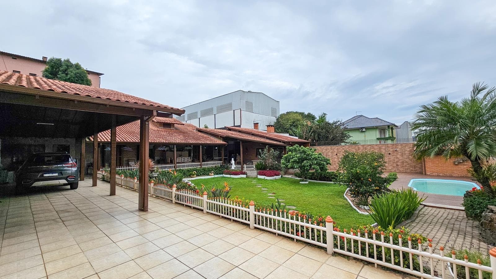 CASA COM 3 DORMITÓRIOS, 2 VAGAS, 624M² ÁREA TOTAL À VENDA - Imagem 1