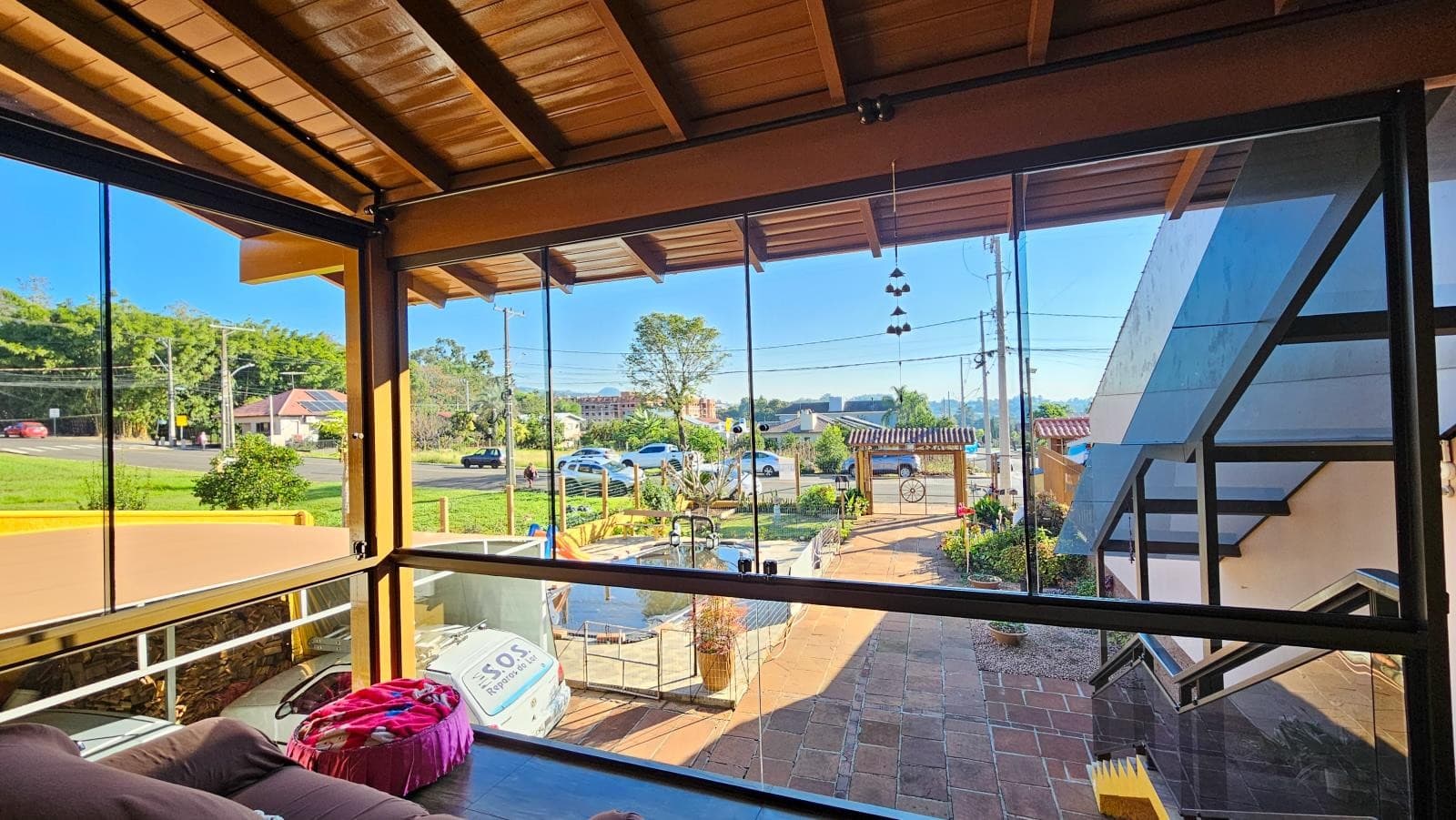 CASA COM 4 DORMITÓRIOS, 2 VAGAS, 500M² ÁREA TOTAL À VENDA - Imagem 4
