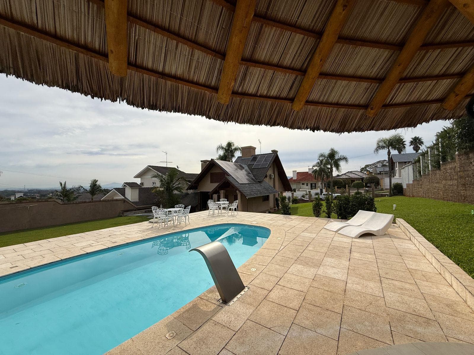 CASA COM 4 DORMITÓRIOS (1 SUÍTE), 2 VAGAS, 1294M² ÁREA TOTAL À VENDA - Imagem 1