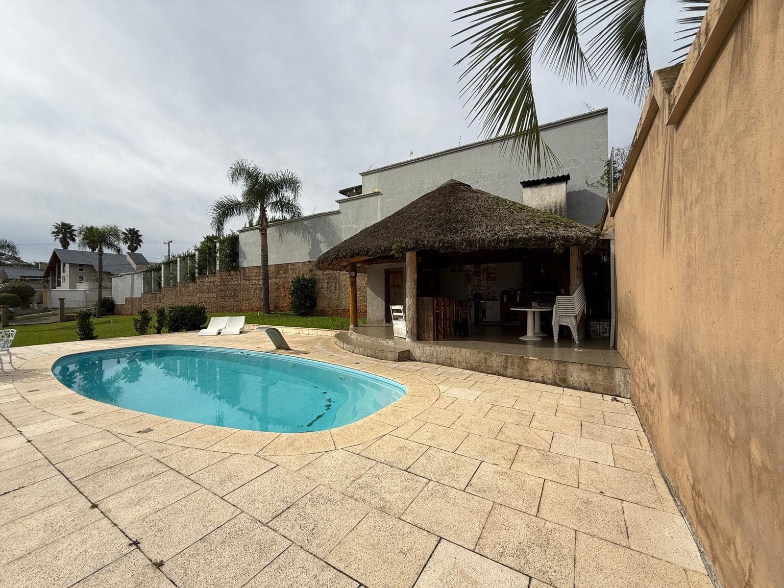 CASA COM 4 DORMITÓRIOS (1 SUÍTE), 2 VAGAS, 1294M² ÁREA TOTAL À VENDA - Imagem 2