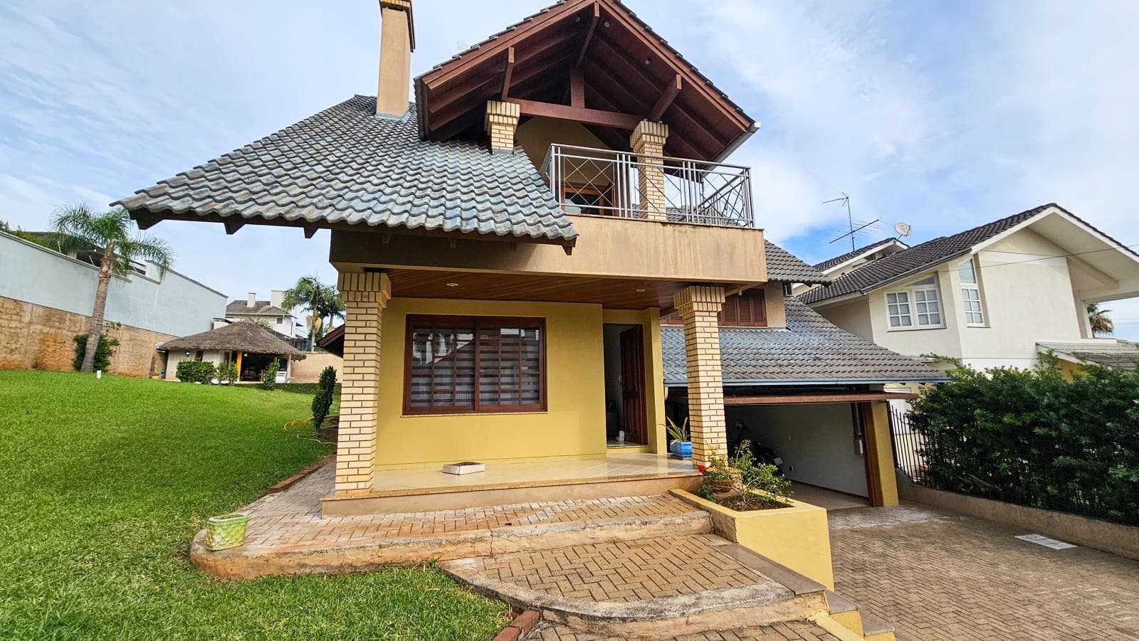 CASA COM 4 DORMITÓRIOS (1 SUÍTE), 2 VAGAS, 269M² ÁREA PRIVATIVA À VENDA EM JARDIM DO ALTO