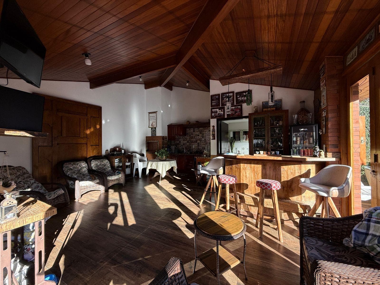 CASA COM 3 DORMITÓRIOS, 2 VAGAS, 199M² ÁREA PRIVATIVA À VENDA EM JARDIM BÜHLER - Imagem 5