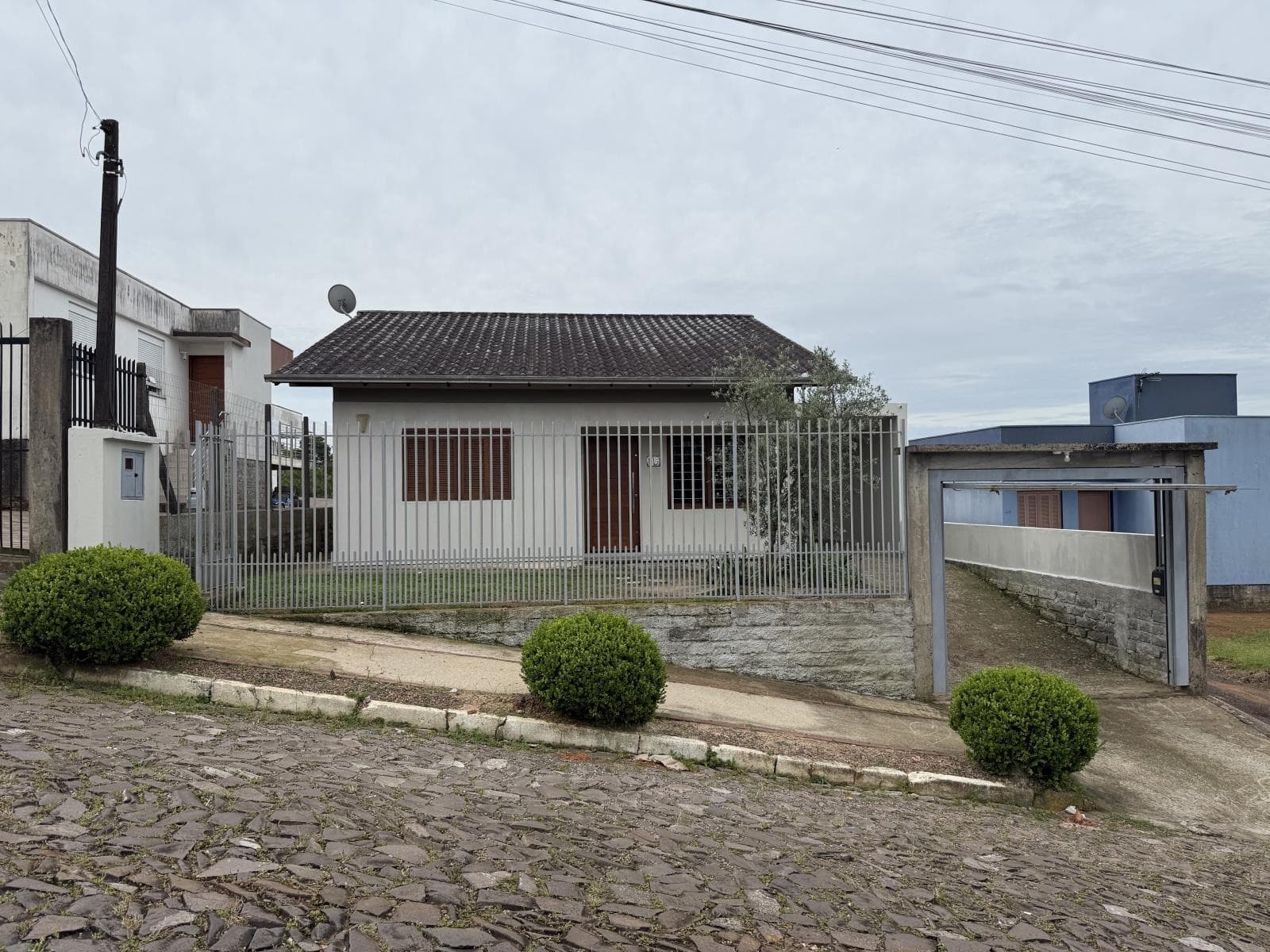 CASA COM 3 DORMITÓRIOS, 2 VAGAS À LOCAÇÃO EM JARDIM BÜHLER