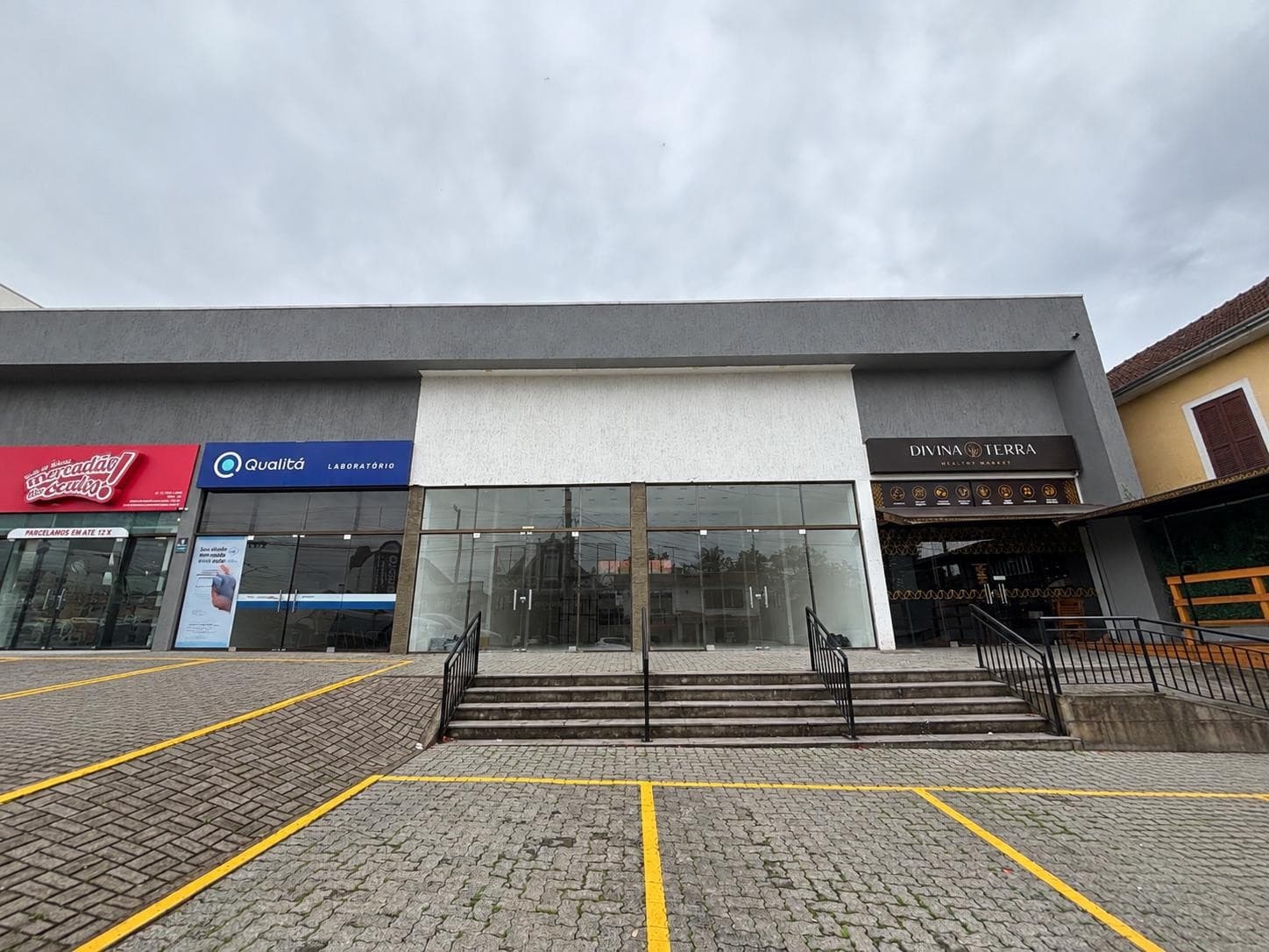 LOJA / SALA, 242M² ÁREA TOTAL À LOCAÇÃO EM CENTRO