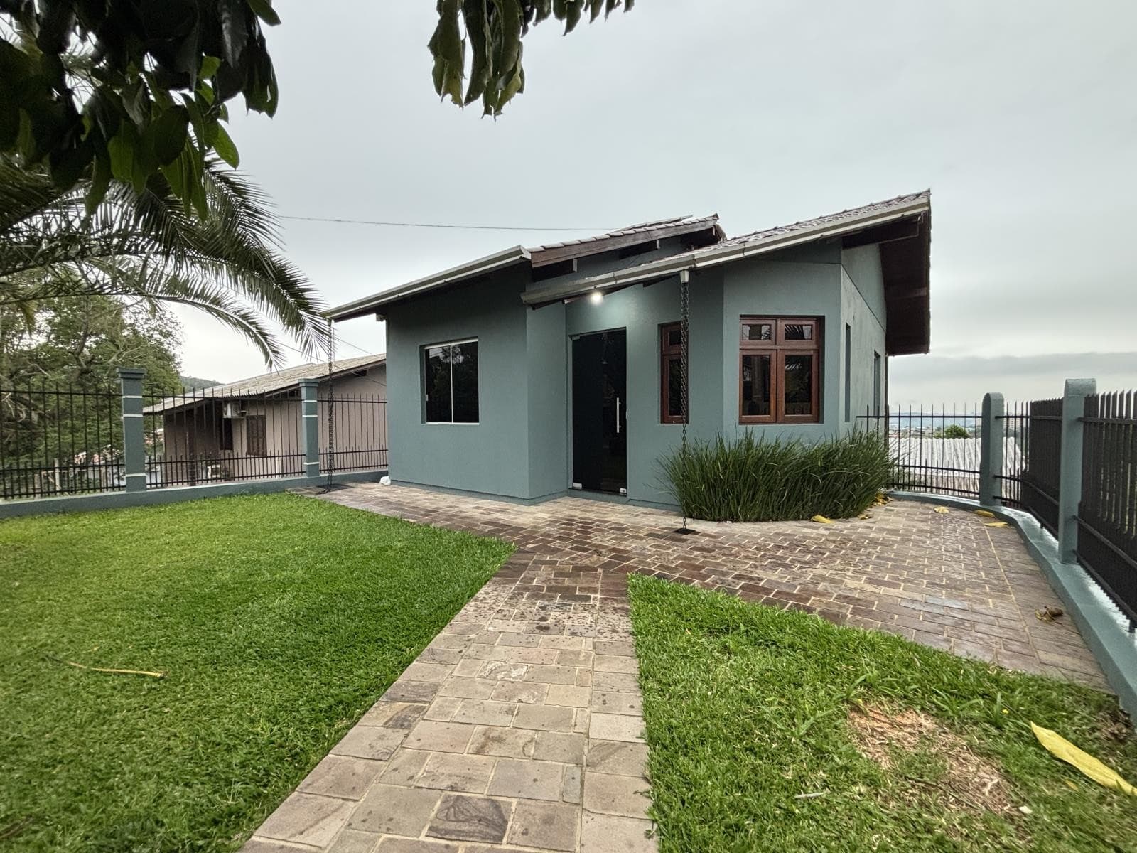 CASA COM 3 DORMITÓRIOS, 1 VAGA À LOCAÇÃO EM MORADA DO SOL