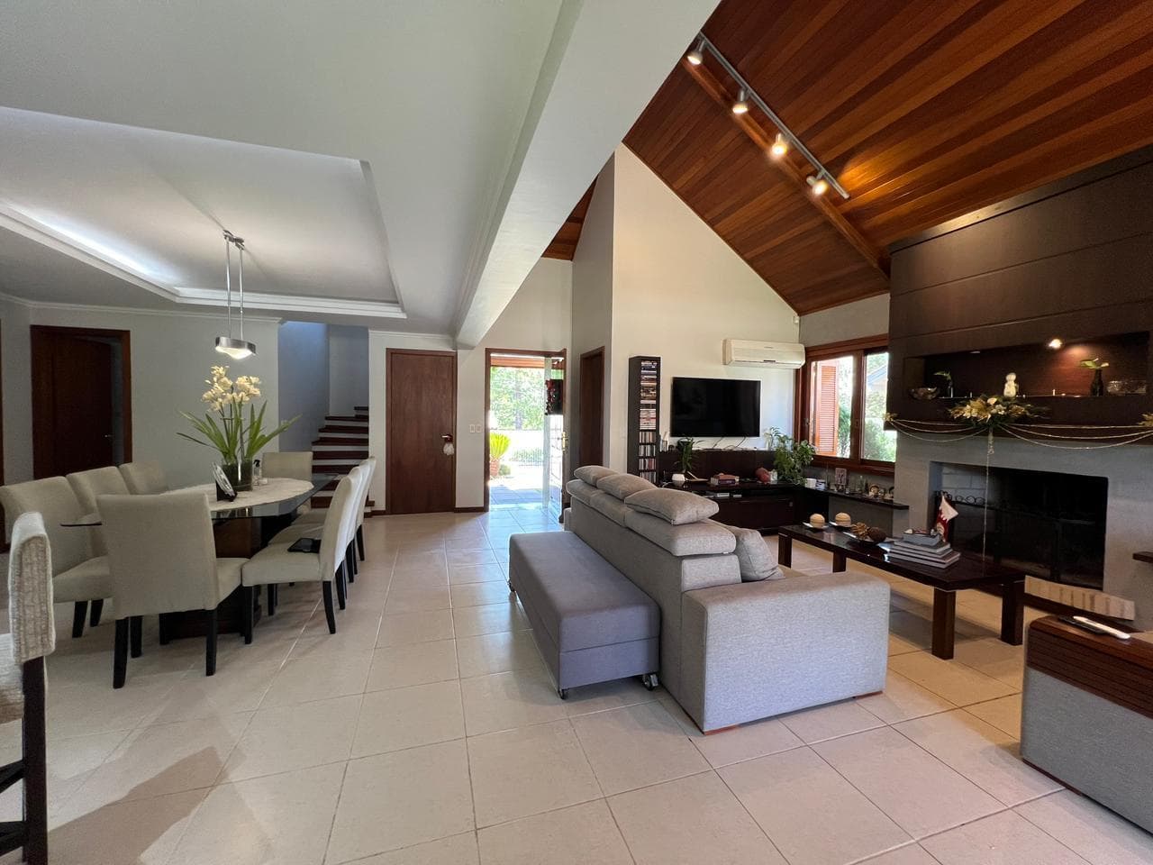 CASA COM 4 DORMITÓRIOS, 2 VAGAS, 324M² ÁREA PRIVATIVA para venda EM CIDADE NOVA - foto 1