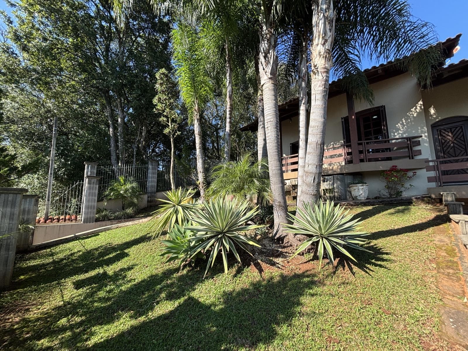 CASA COM 4 DORMITÓRIOS, 2 VAGAS, 250M² ÁREA TOTAL para locação EM JARDIM DO ALTO - foto 2