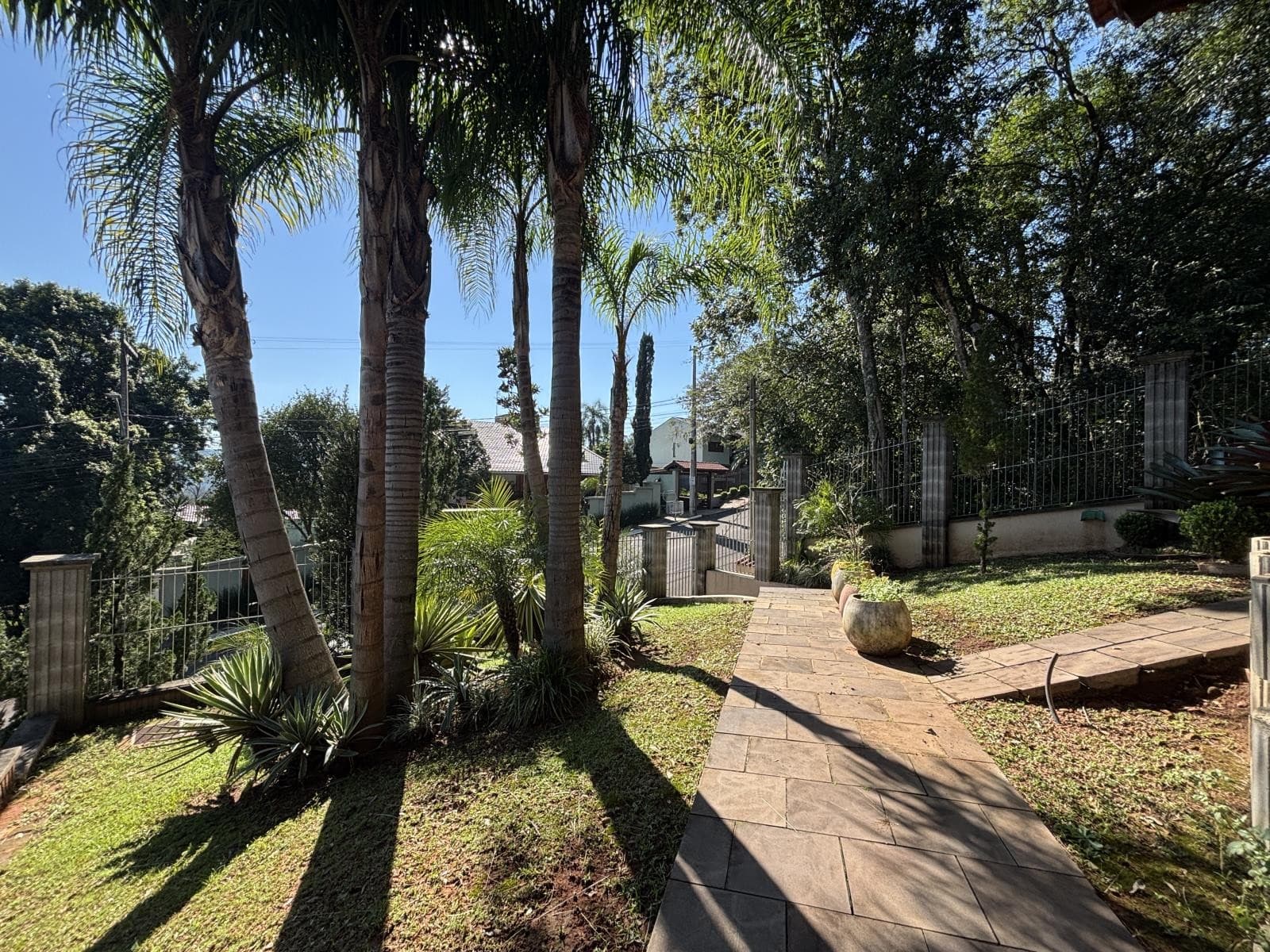 CASA COM 4 DORMITÓRIOS, 2 VAGAS, 250M² ÁREA TOTAL para locação EM JARDIM DO ALTO - foto 3