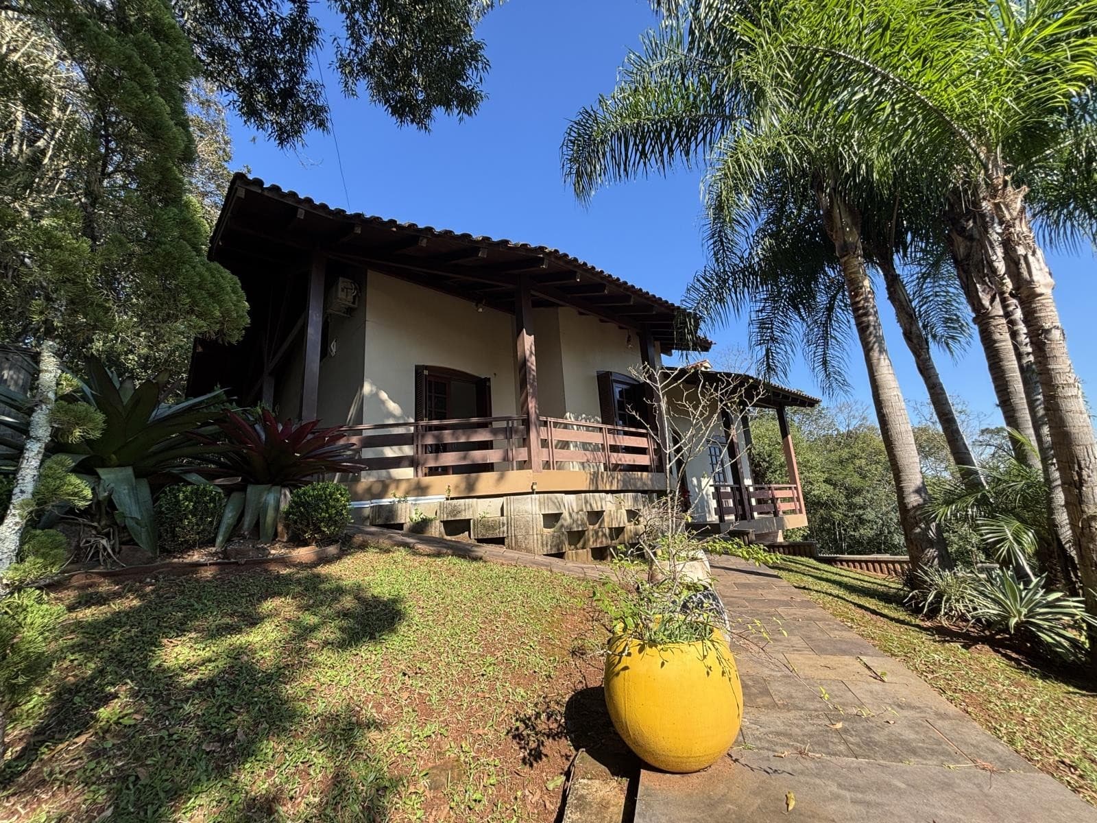 CASA COM 4 DORMITÓRIOS, 2 VAGAS, 250M² ÁREA TOTAL para locação EM JARDIM DO ALTO - foto 4