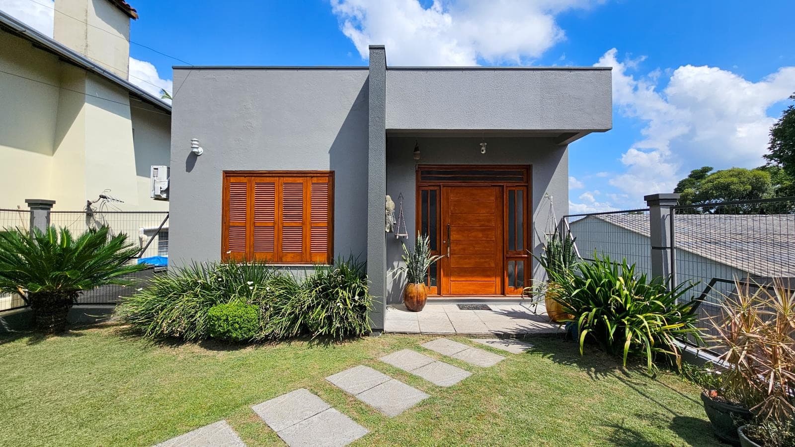CASA COM 3 DORMITÓRIOS (1 SUÍTE), 2 VAGAS, 203M² ÁREA PRIVATIVA À VENDA EM CIDADE NOVA