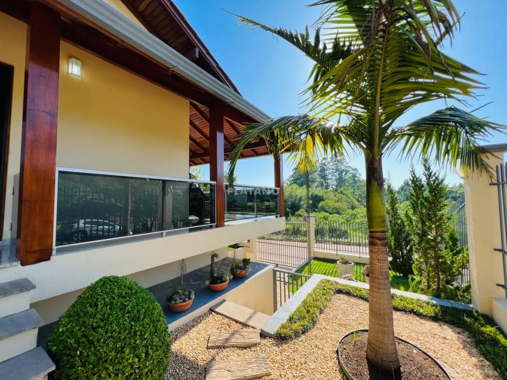 CASA COM 3 DORMITÓRIOS (1 SUÍTE), 2 VAGAS, 206M² ÁREA PRIVATIVA À VENDA EM CONCÓRDIA