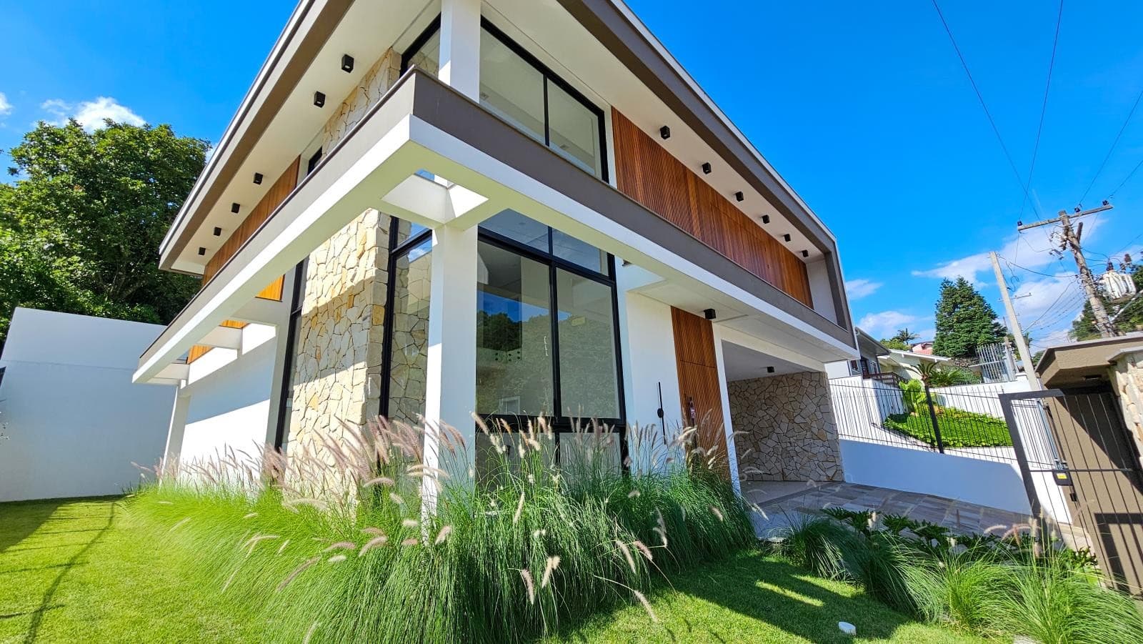 CASA COM 3 DORMITÓRIOS, 2 VAGAS, 245M² ÁREA PRIVATIVA para venda EM CIDADE NOVA - foto 1
