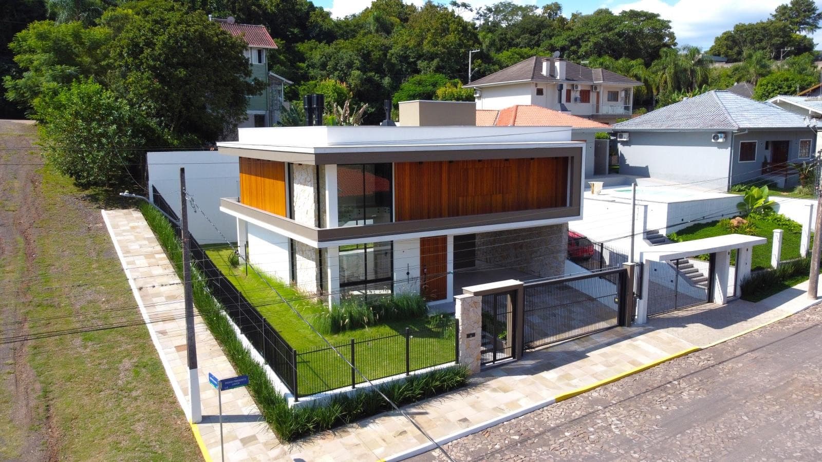 CASA COM 3 DORMITÓRIOS, 2 VAGAS, 245M² ÁREA PRIVATIVA para venda EM CIDADE NOVA - foto 3