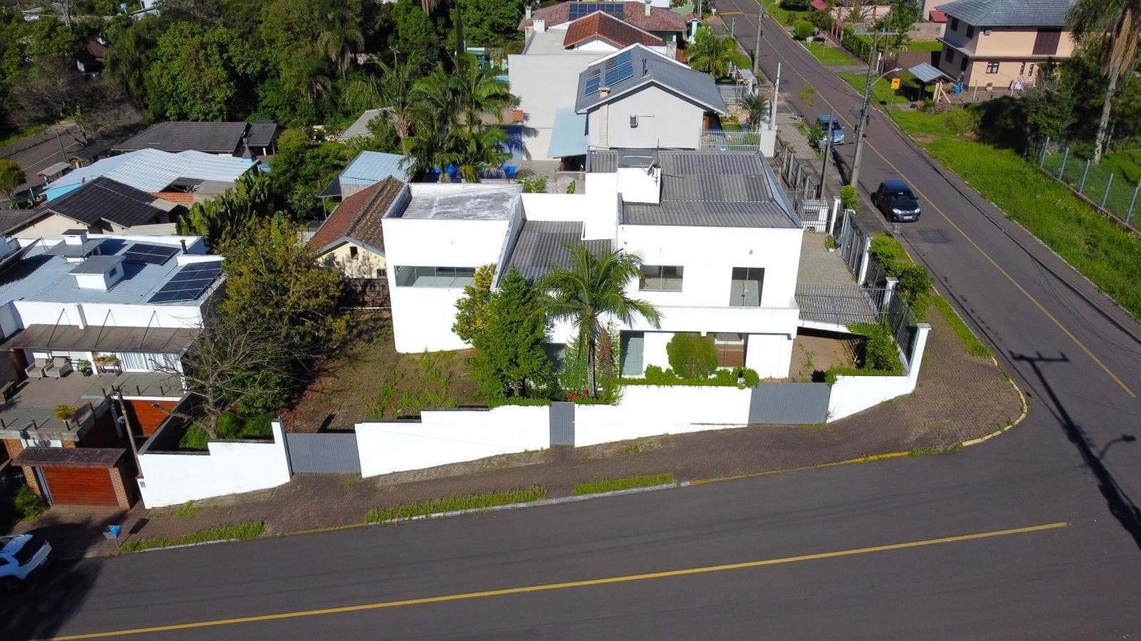 CASA COM 3 DORMITÓRIOS (2 SUÍTES), 3 VAGAS, 241M² ÁREA PRIVATIVA para venda EM JARDIM PANORÂMICO - foto 2