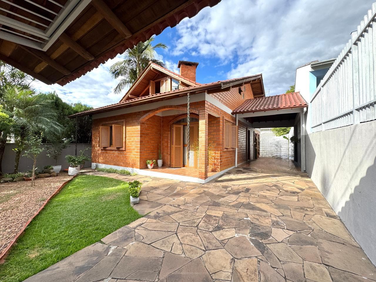 CASA COM 3 DORMITÓRIOS (1 SUÍTE), 2 VAGAS, 201M² ÁREA PRIVATIVA para venda EM VISTA ALEGRE - foto 1
