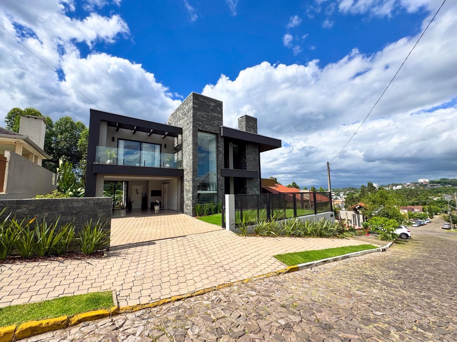 CASA COM 4 DORMITÓRIOS (1 SUÍTE), 2 VAGAS, 191M² ÁREA PRIVATIVA para venda EM JARDIM PANORÂMICO - foto 2