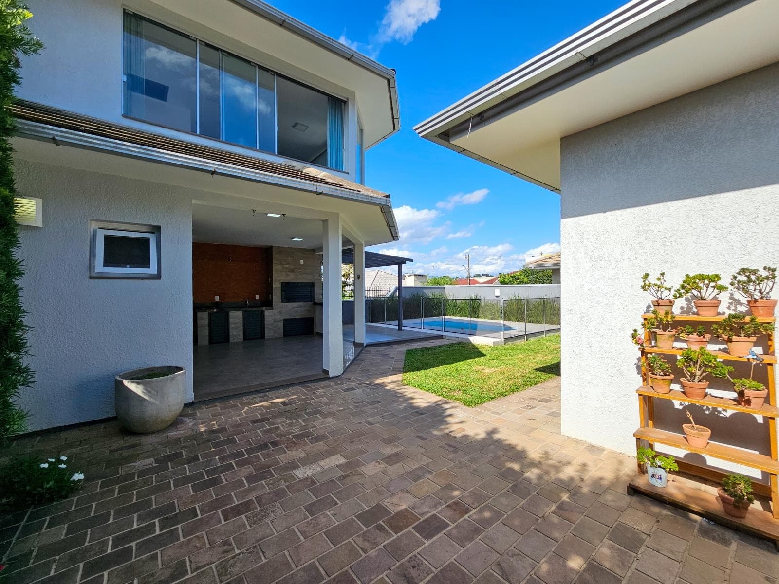 CASA COM 3 DORMITÓRIOS (1 SUÍTE), 2 VAGAS, 189M² ÁREA PRIVATIVA para venda EM JARDIM PANORÂMICO - foto 2
