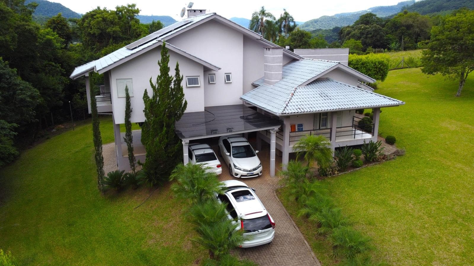 CASA COM 3 DORMITÓRIOS (1 SUÍTE), 2 VAGAS, 235M² ÁREA PRIVATIVA para venda EM CENTRO - foto 1