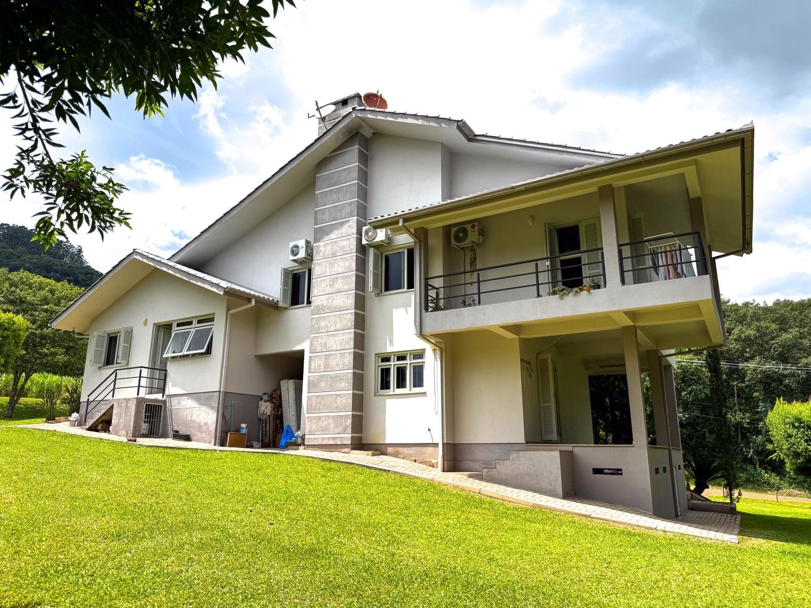CASA COM 3 DORMITÓRIOS (1 SUÍTE), 2 VAGAS, 235M² ÁREA PRIVATIVA para venda EM CENTRO - foto 2