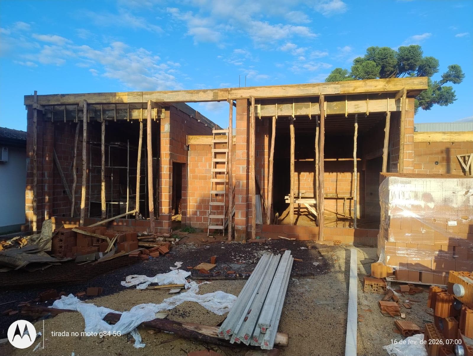 CASA COM 3 DORMITÓRIOS (1 SUÍTE), 2 VAGAS, 109M² ÁREA PRIVATIVA para venda EM CENTRO - foto 2