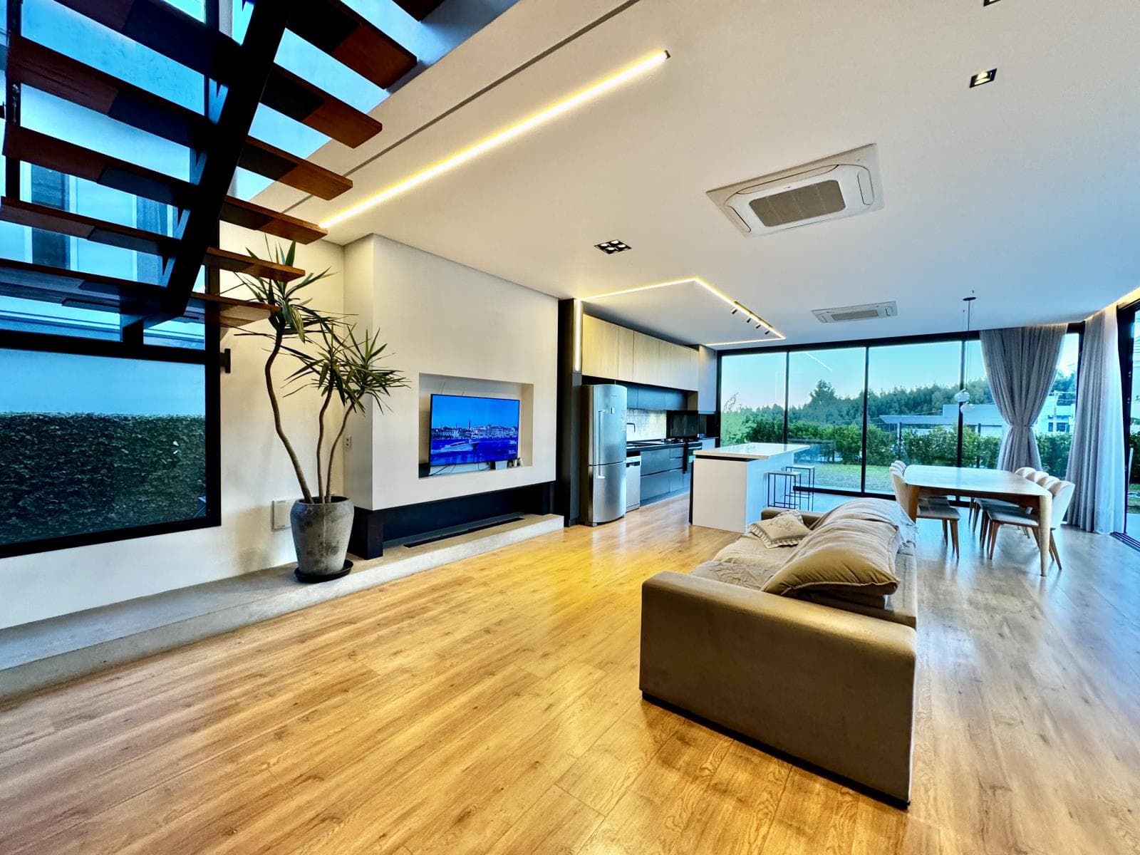 CASA COM 4 DORMITÓRIOS (3 SUÍTES), 5 VAGAS, 229M² ÁREA PRIVATIVA À VENDA EM JARDIM PANORÂMICO