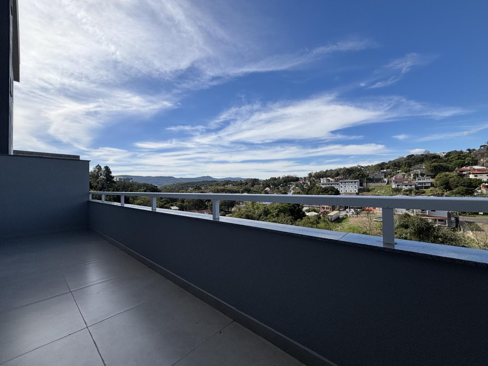 APARTAMENTO COM 2 DORMITÓRIOS (1 SUÍTE), 1 VAGA, 97M² ÁREA TOTAL À LOCAÇÃO EM CONCÓRDIA