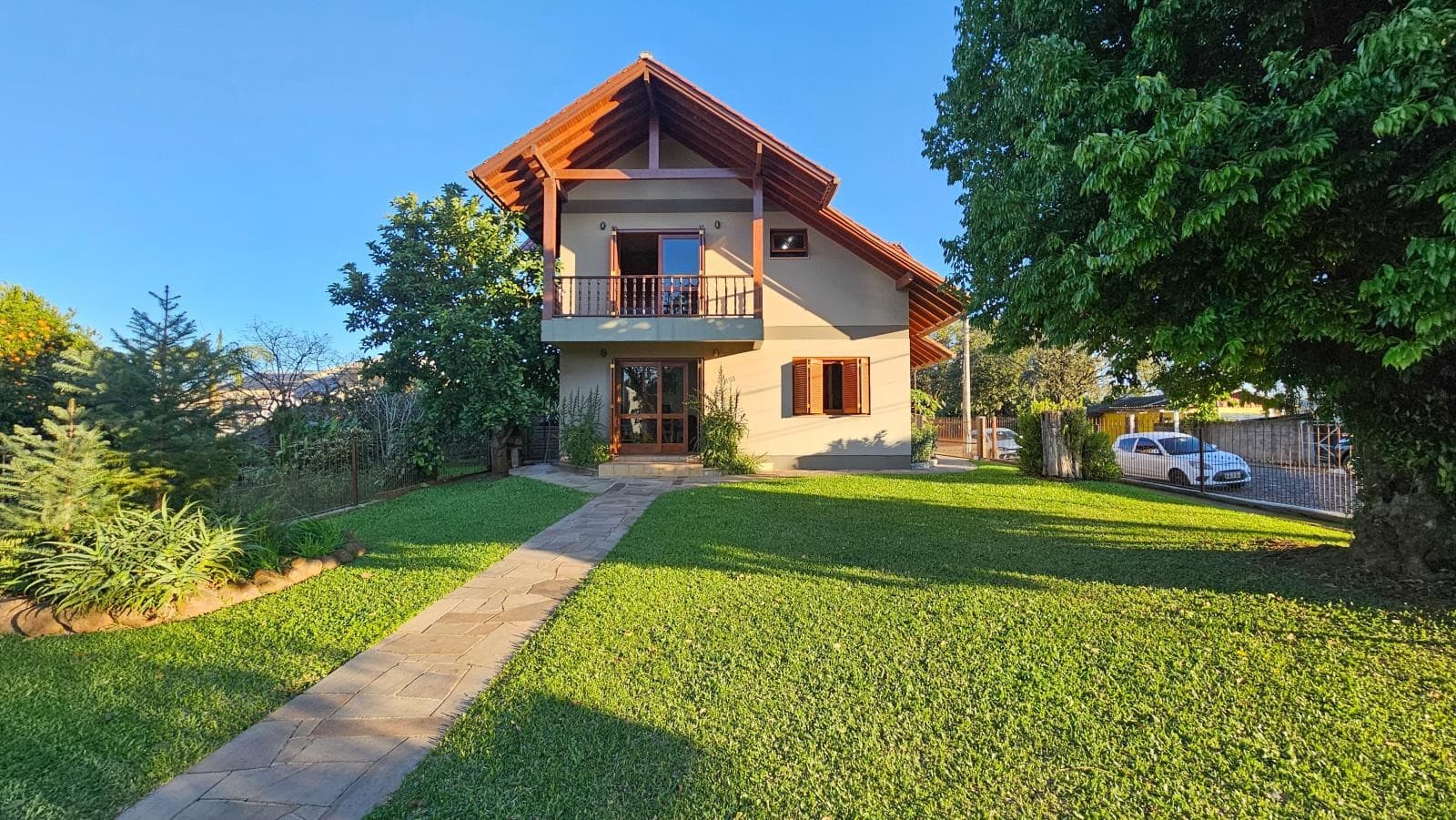 CASA COM 5 DORMITÓRIOS (1 SUÍTE), 2 VAGAS, 183M² ÁREA PRIVATIVA para venda EM HARMONIA - foto 2