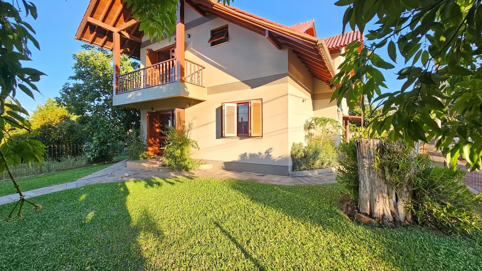 CASA COM 5 DORMITÓRIOS (1 SUÍTE), 2 VAGAS, 183M² ÁREA PRIVATIVA para venda EM HARMONIA - foto 1