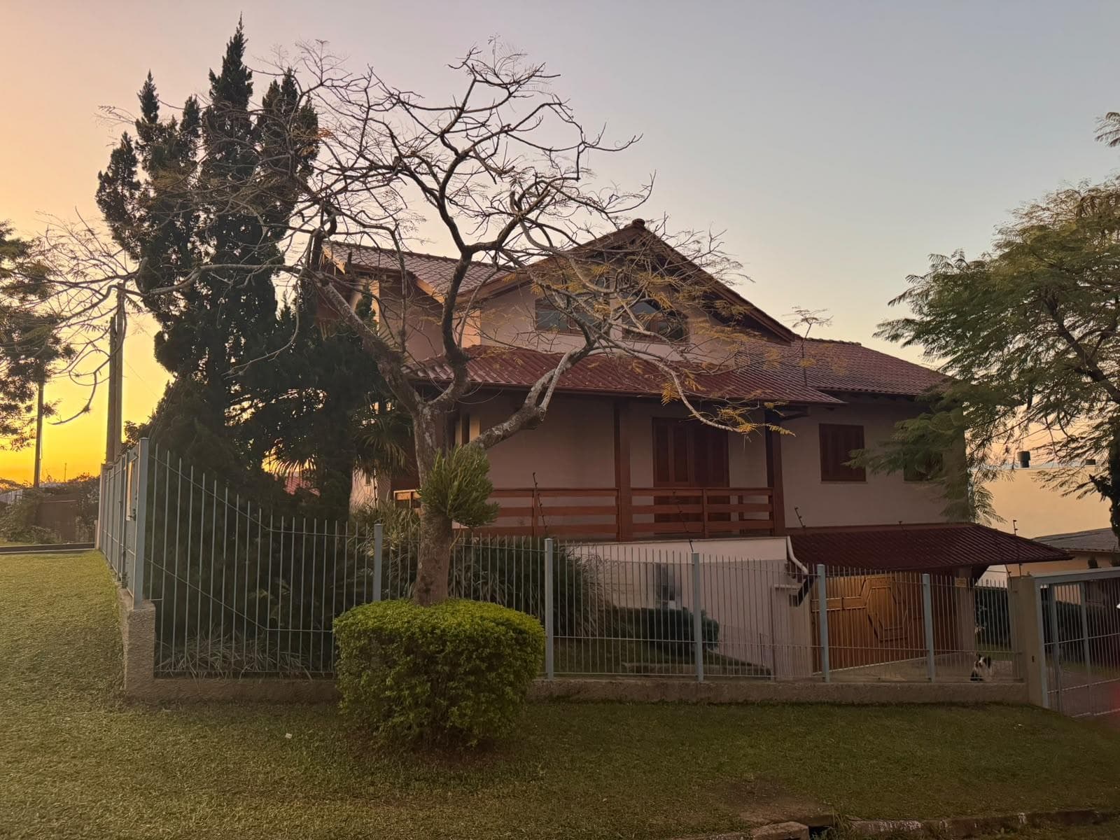 CASA COM 4 DORMITÓRIOS (1 SUÍTE), 2 VAGAS, 266M² ÁREA PRIVATIVA para venda EM PETRÓPOLIS - foto 1