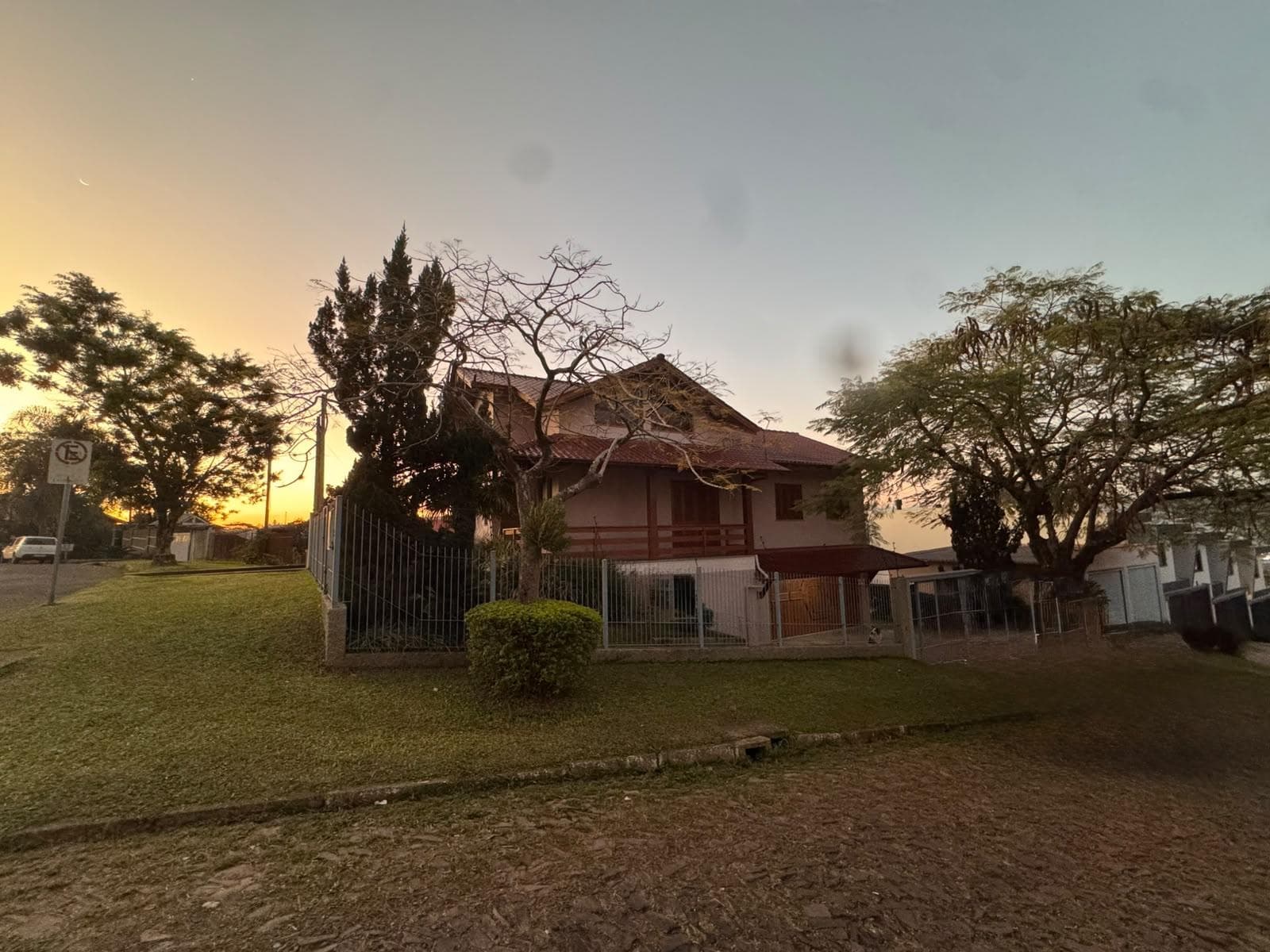 CASA COM 4 DORMITÓRIOS (1 SUÍTE), 2 VAGAS, 266M² ÁREA PRIVATIVA para venda EM PETRÓPOLIS - foto 2