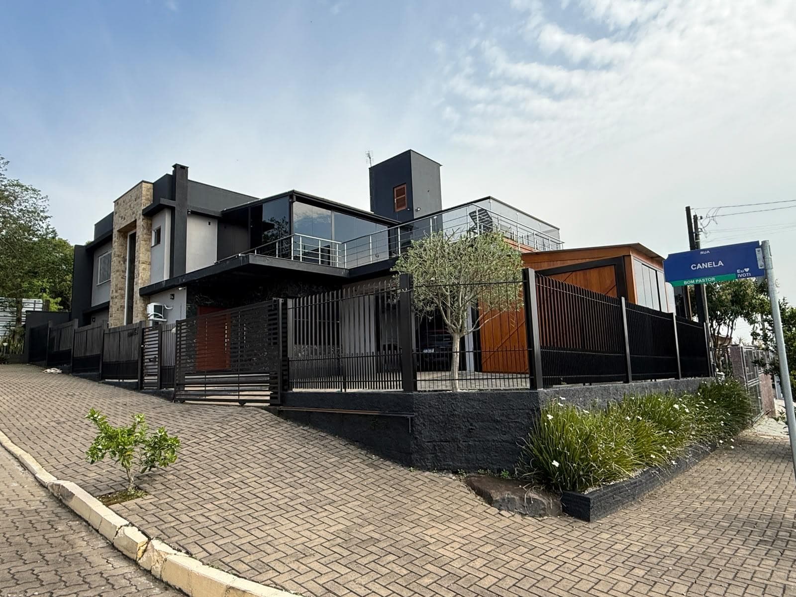 CASA COM 4 DORMITÓRIOS (1 SUÍTE), 2 VAGAS, 198M² ÁREA TOTAL para venda EM BOM PASTOR - foto 1