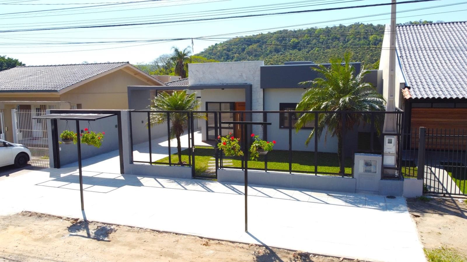 CASA COM 4 DORMITÓRIOS (2 SUÍTES), 2 VAGAS, 190M² ÁREA PRIVATIVA para venda EM CENTRO - foto 1