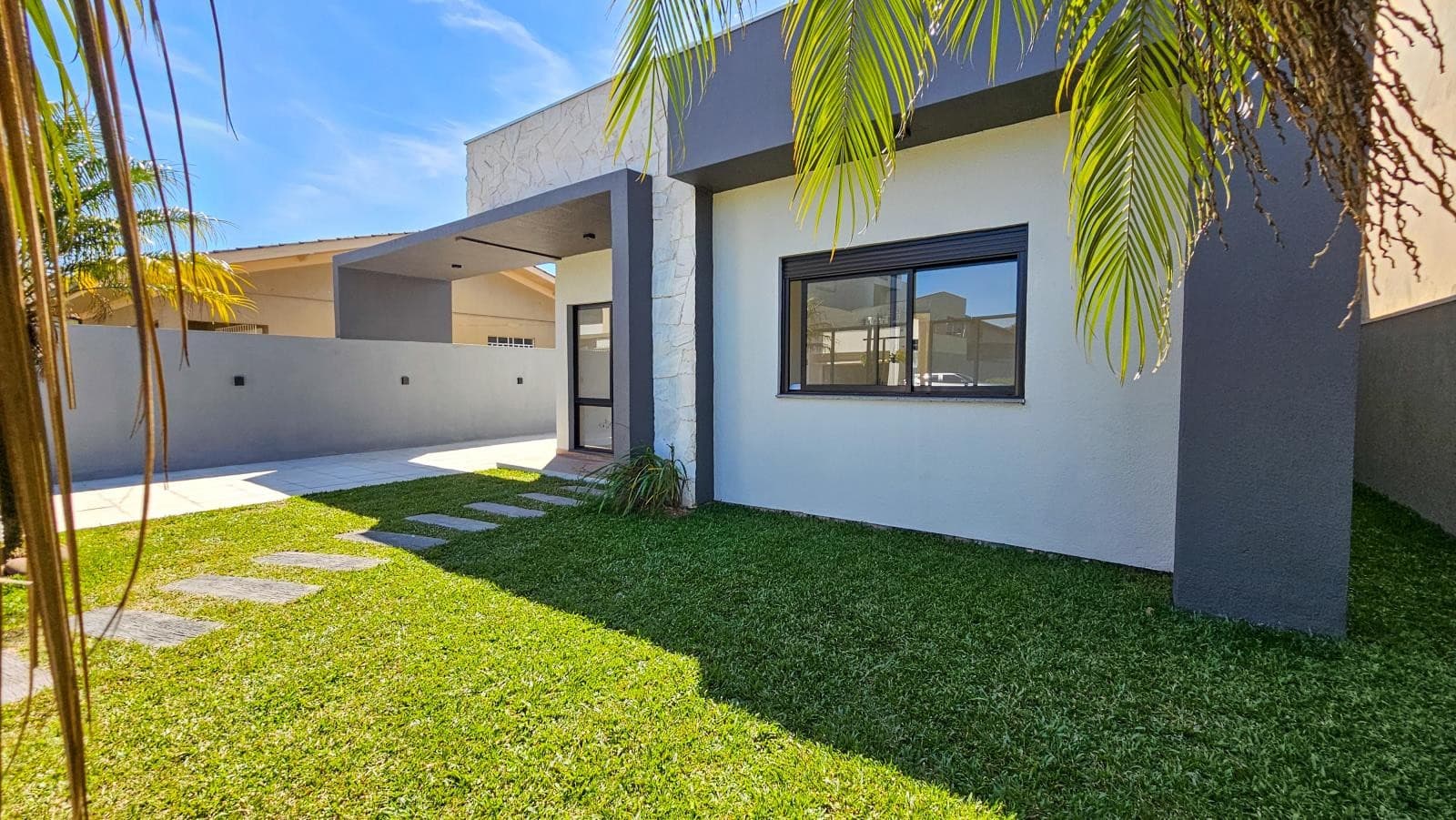 CASA COM 4 DORMITÓRIOS (2 SUÍTES), 2 VAGAS, 190M² ÁREA PRIVATIVA para venda EM CENTRO - foto 2